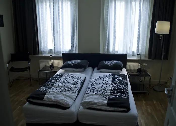 Herenhuis Elten. * Elten